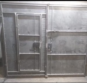 Ворота гаражные с задвижкой контейнерного типа